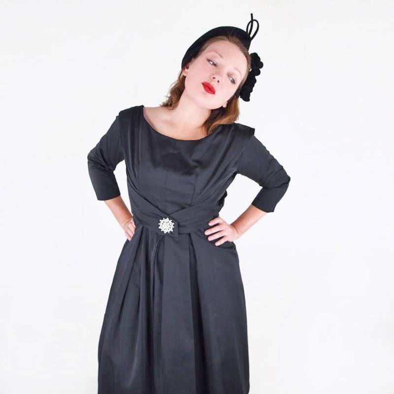 1950Er Jahre Schwarzes Satin Vollrock Kleid Mit Strass Pin Dekoration Von Tobie New York S M - Vfg Mitglied von denisebrain