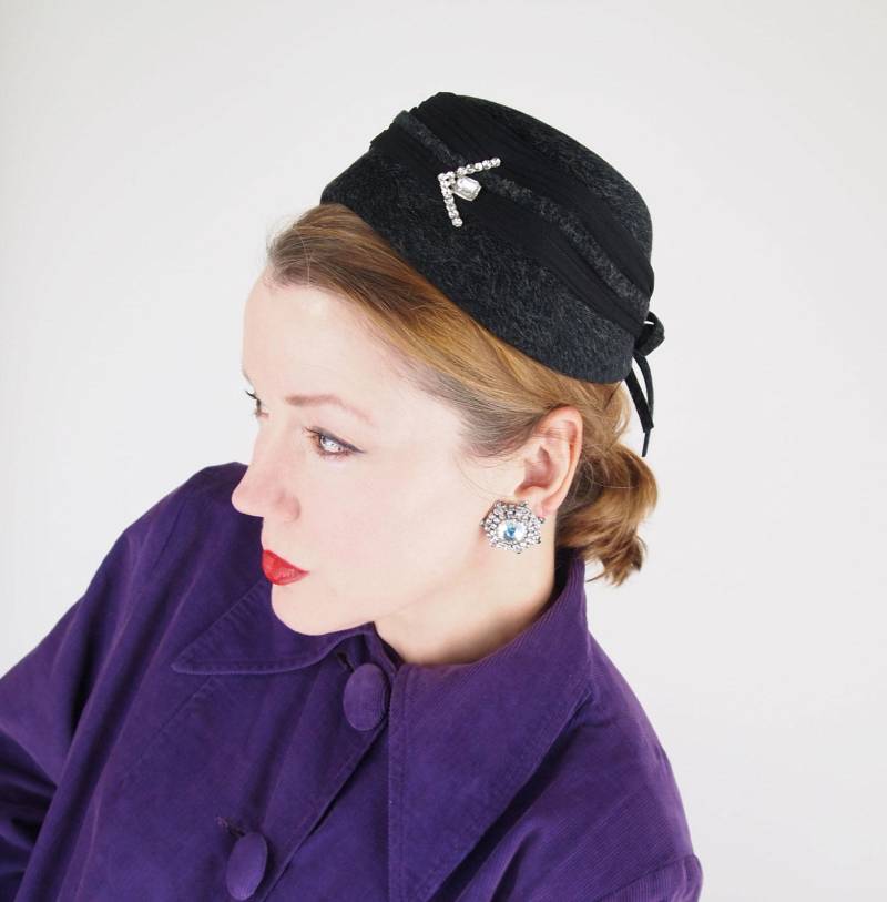 1950Er Anthrazit Grauer Wollfilzhut Mit Funkelndem Pfeil, Schwarzer Borte & Schleife - Hut Ohne Krempe Vfg Mitglied von denisebrain