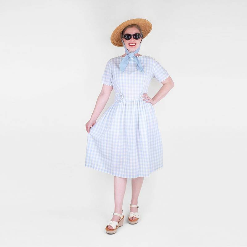 1950S Hellblaues Baumwoll-Gingham Karo Vollrock-Kleid L - Zackenzierleiste, Seitliche Gürtellaschen Vfg Mitglied von denisebrain