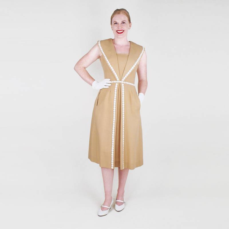 1970S Beige-Kleid Mit Weißem Rand Von Designer Pat Premo - Schmeichelhafte Linien ...und Taschen M Vfg Mitglied von denisebrain