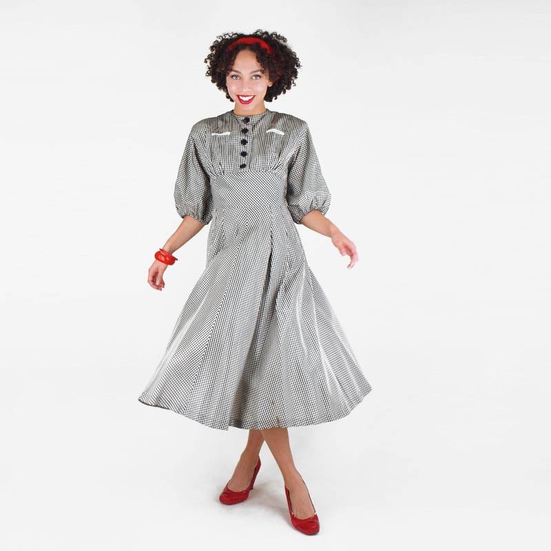Spätes 1940Er Jahre Irisierendes Gingham Kleid S - Schimmerndes Schwarz & Weißes Mit Tellerrock Und Dolman Ärmeln Vfg Mitglied Pink Heart Shop von denisebrain