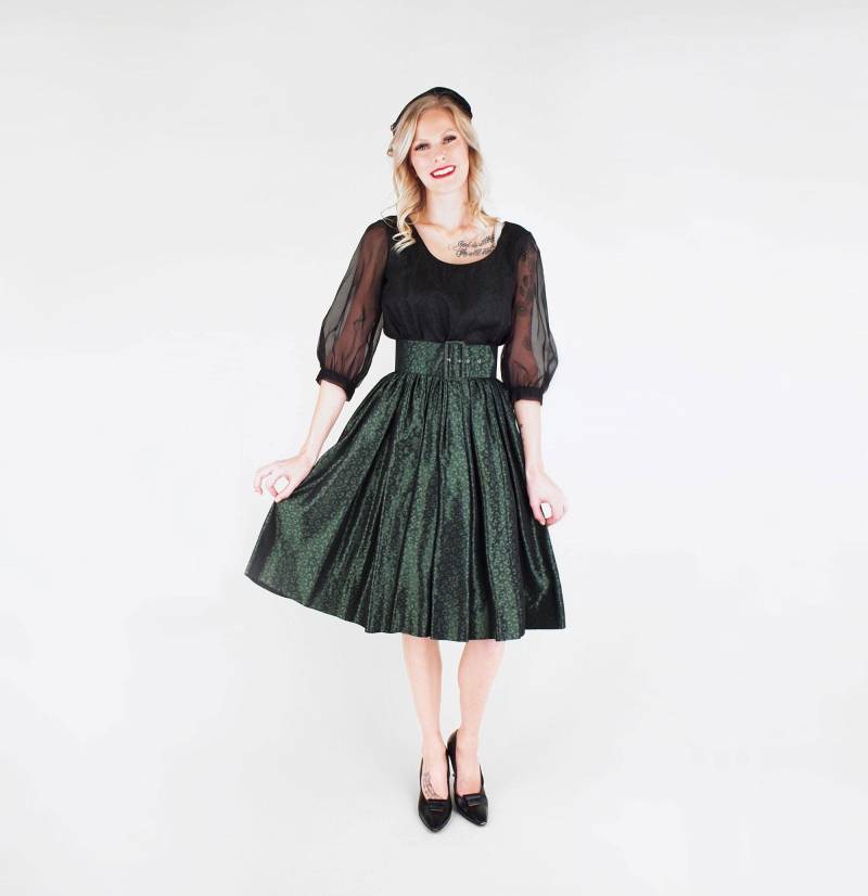 Anfang Der 1960Er Jahre Irisierender Flaschengrün-Damast Und Schwarzer Chiffonrock-Kleid + Breiter Gürtel S - 3/4 Ärmel Vfg Mitglied von denisebrain