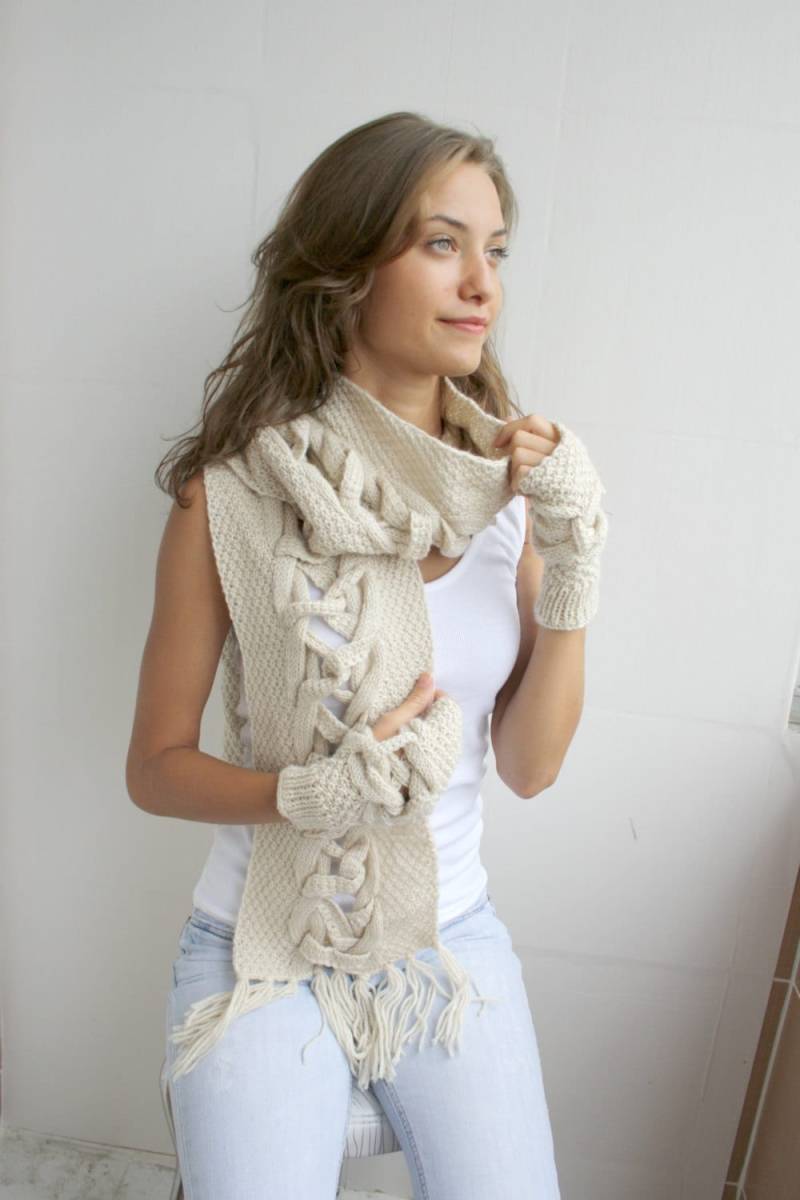 Handgestrickter Beige Wollschal Und Handschuhe Set von denizgunes