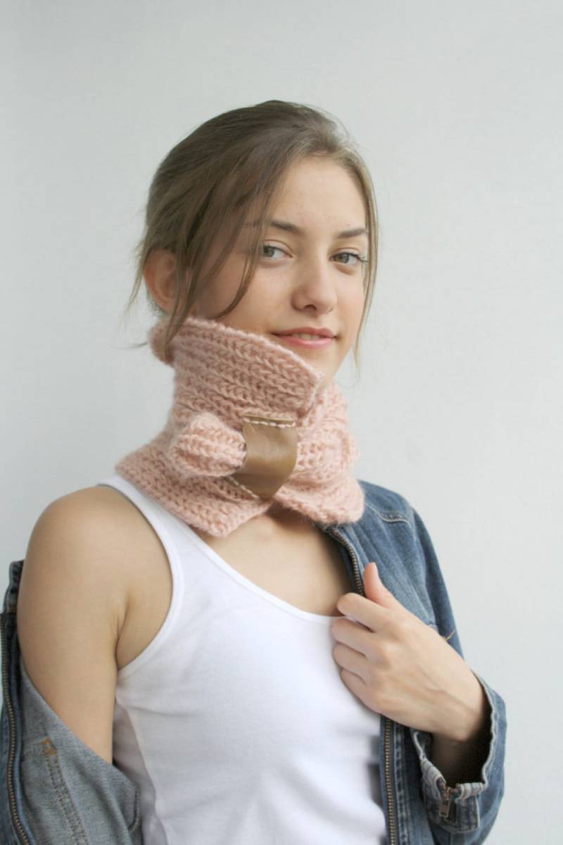 Handgefertigtes Blush Pink Mohair Halsband Gestrickter Halswärmer Mit Leder Detail von denizgunes