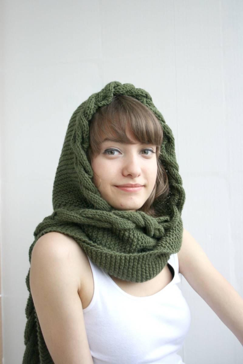 Handgestrickter Grüner Woll-Tuch Mit Kapuze, Zopfmuster von denizgunes