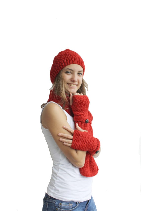 Handgestricktes Rot Wolle Set Mütze, Schal & Handschuhe von denizgunes