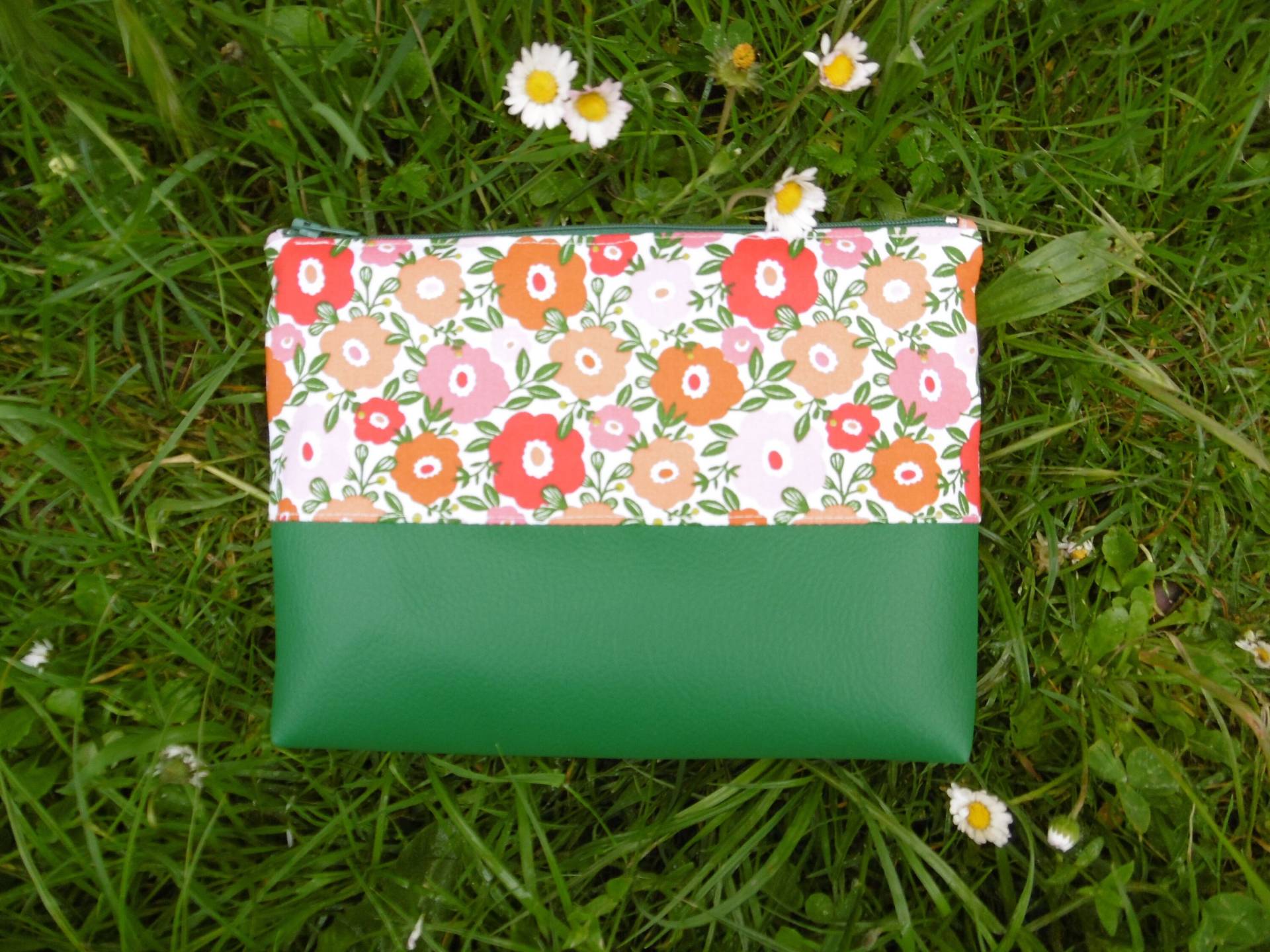 Bi-Material Marine Make-Up Tasche Kunstleder Und Florale Baumwolle Bi-Material Marine Make-Up Tasche Kunstleder Und Florale Baumwolle von dentellepingle