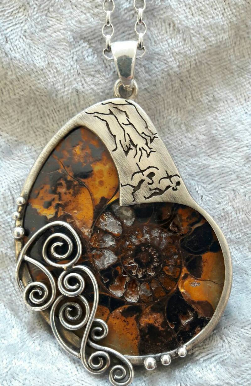 Ausgefallen Schöner Ammonit Gefasst in 925Er Sterlingsilber Mit Steinzeitlicher Jagdszene von derpfau
