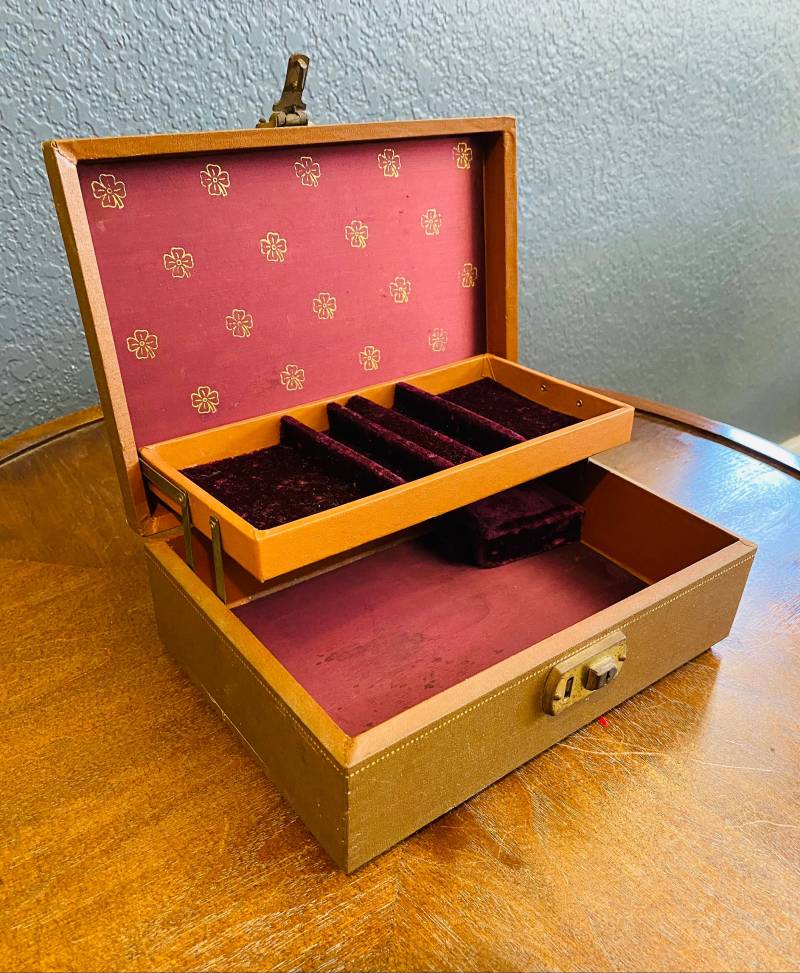 Antike Lederschmuck Und Windup Sound Box von dervintage