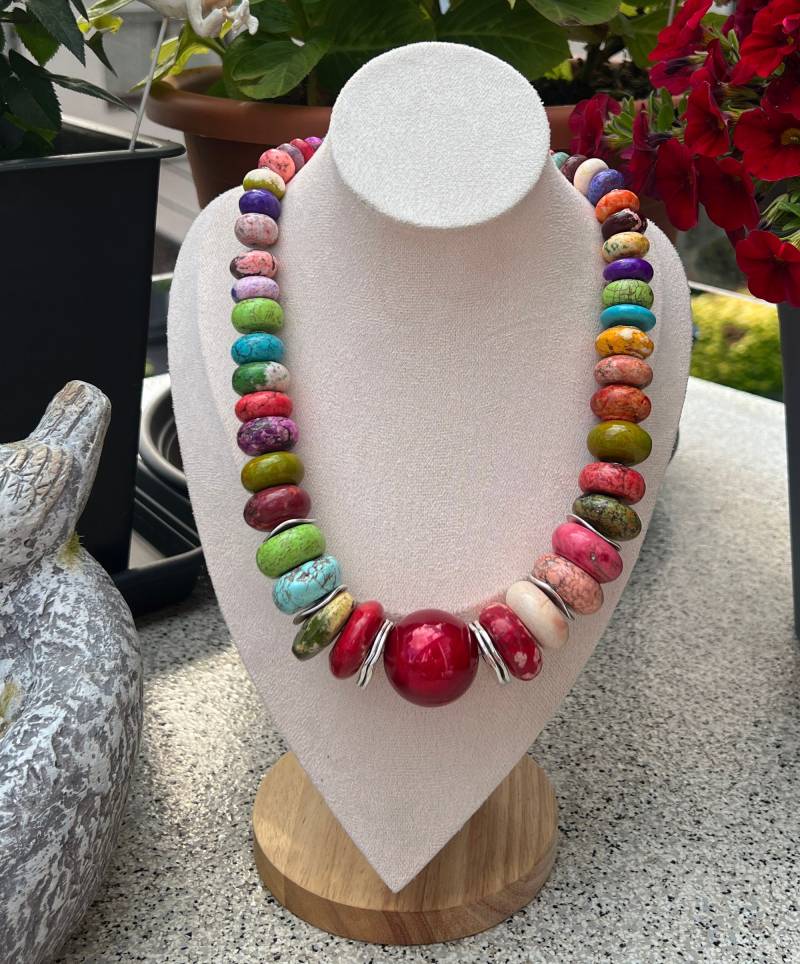 Damen Halskette Regenbogen Howlith Scheiben, 51cm Länge, Polaris Perle Ø30mm, Handgemachter Schmuck, Karabinerverschluss, Silberfarben von designROSENVOGEL