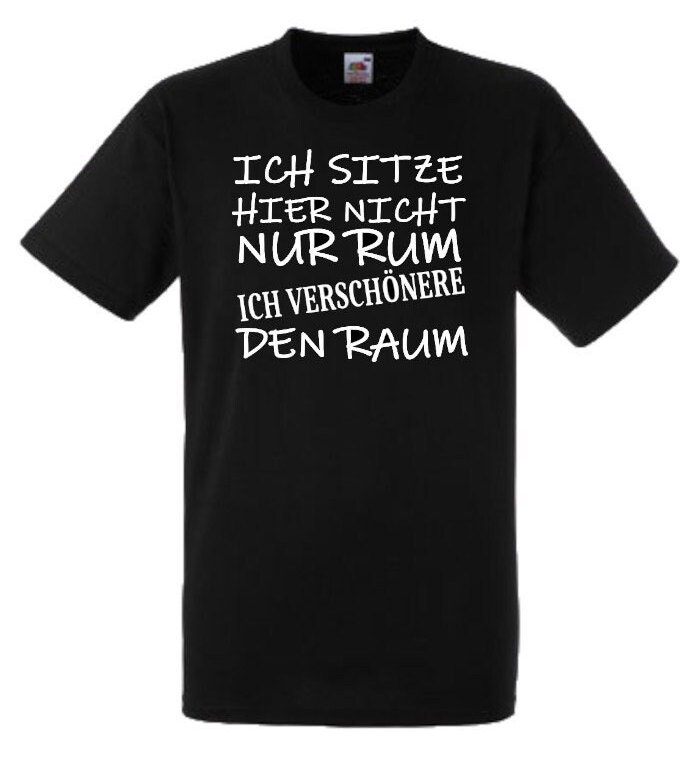 Lustiges Spruch T-Shirt "Ich Sitze Hier Nicht Rum Ich Verschönere Den Raum" Fun Witzig Unisex Shirt Männer Frauen Sprüche Geschenk Kleidung von designme24