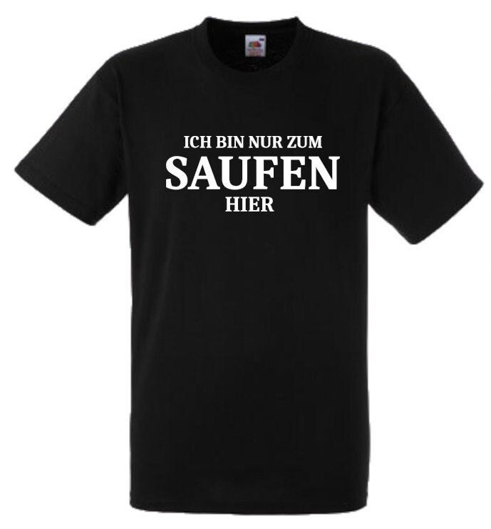 Lustiges Spruch T-Shirt "Nur Zum Saufen Hier" Fun Witzig Unisex Shirt Männer Frauen Sprüche Geschenk Kleidung von designme24