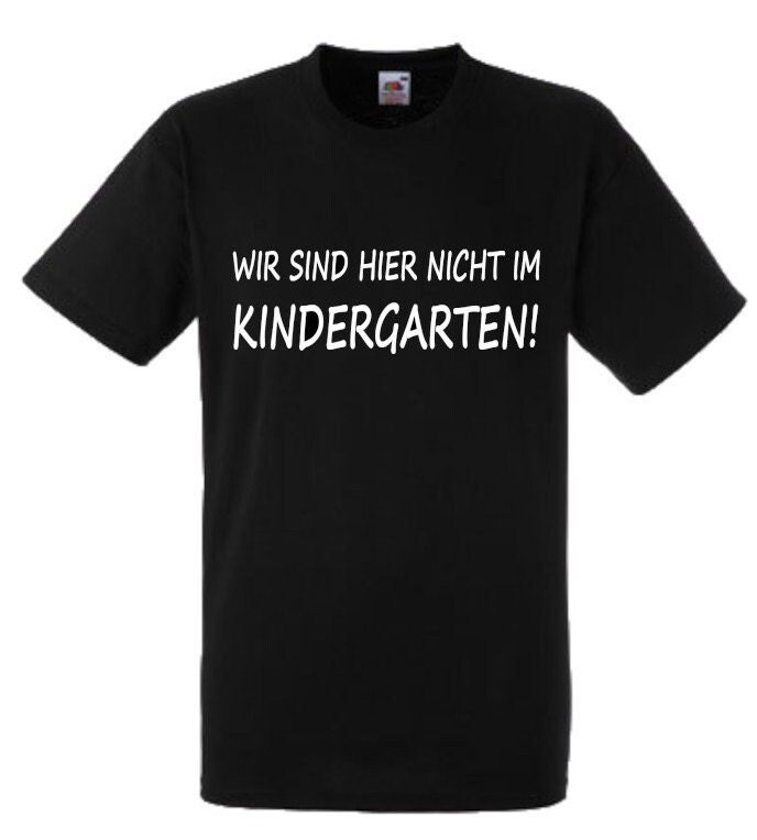 Lustiges Spruch T-Shirt "Wir Sind Hier Nicht Im Kindergarten" Fun Witzig Unisex Shirt Männer Frauen Sprüche Geschenk Kleidung von designme24