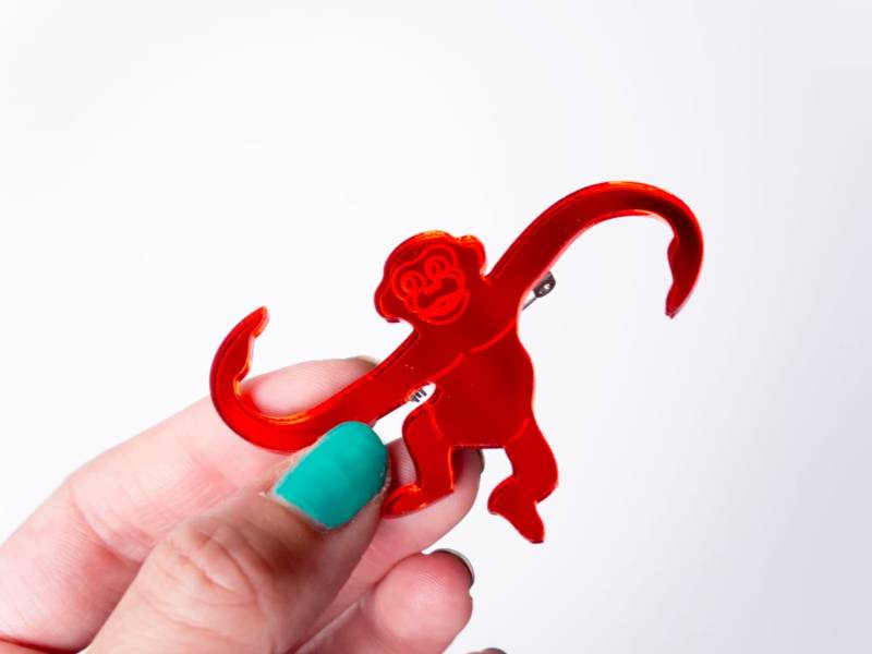 Barrel O' Monkeys Brosche [Kurbelaffen] von designosaurYEAH