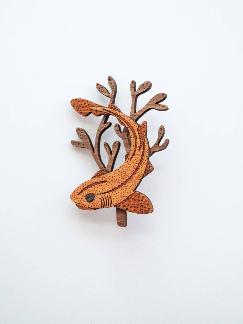 Hund Fisch Brosche, Katzenhai Aus Algenkirschholz Und Walnuss Anstecknadel. Rts von designosaurYEAH