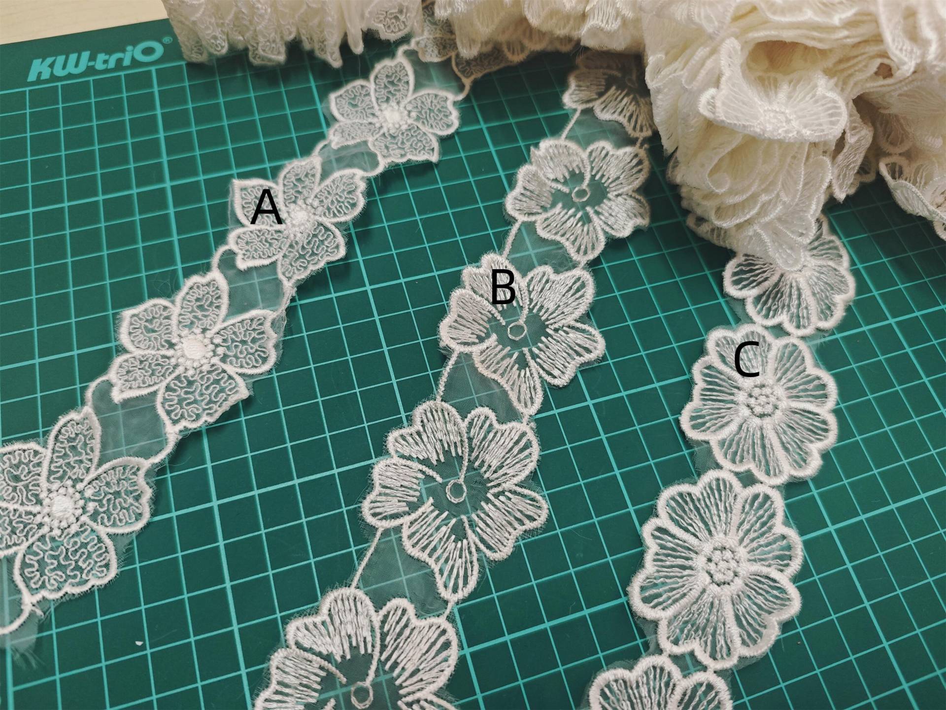Elfenbein Weiße Daisy Applikation Stickerei Spitze Band Blumenspitze, Diy Material Kopfbedeckung Bänder Hochzeit Spitze-Llet017 Elfenbein Weiße Daisy Applikation Stickerei Spitze Band Blumenspitze, Diy Material Kopfbedeckung Bänder Hochzeit Spitze-Llet017 von designourlife