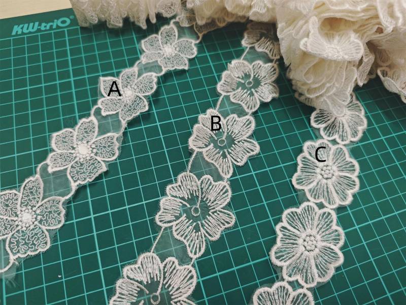 Elfenbein Weiße Daisy Applikation Stickerei Spitze Band Blumenspitze, Diy Material Kopfbedeckung Bänder Hochzeit Spitze-Llet017 Elfenbein Weiße Daisy Applikation Stickerei Spitze Band Blumenspitze, Diy Material Kopfbedeckung Bänder Hochzeit Spitze-Llet017 von designourlife