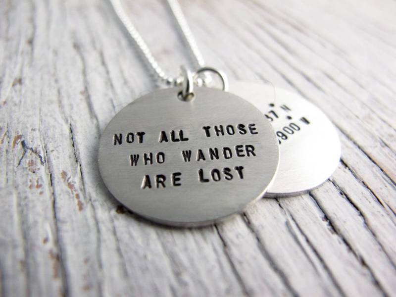 Abschlussgeschenk, Personalisierte Breitengrad Längenkreis Halskette, Nicht Alle, Die Wandern Sind Verloren Schmuck, Inspirierende Reisen von designsbydawnrenee