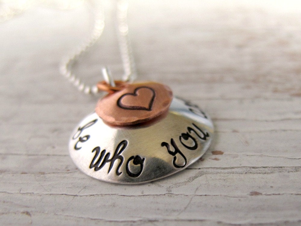 Abschlussschmuck, Sei Wer Du Bist, Sterling Silber Und Kupfer, Inspirierender Schmuck, Handgestempelte Halskette, Geschenk Für Sie von designsbydawnrenee