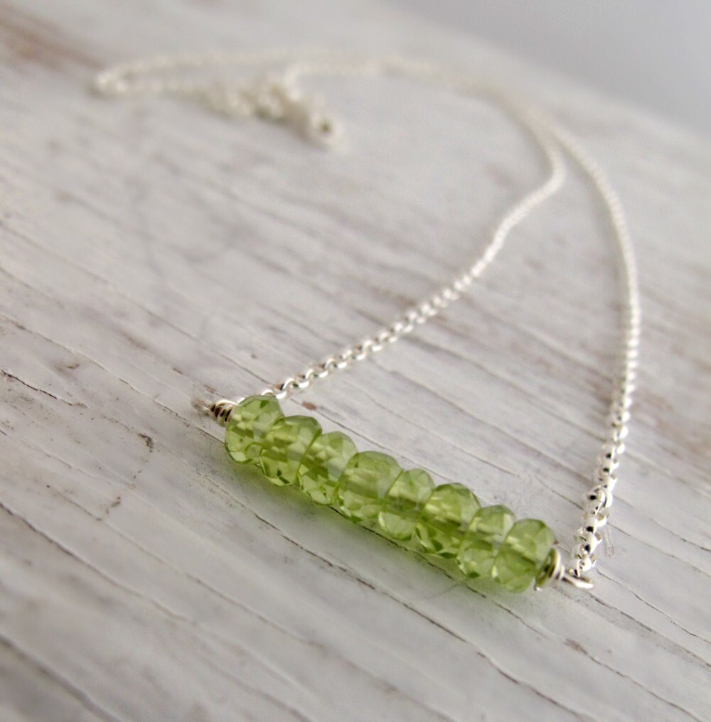 August Birthstone Halskette, Peridot Bar Layering Geburtstag, Sterling Silber von designsbydawnrenee
