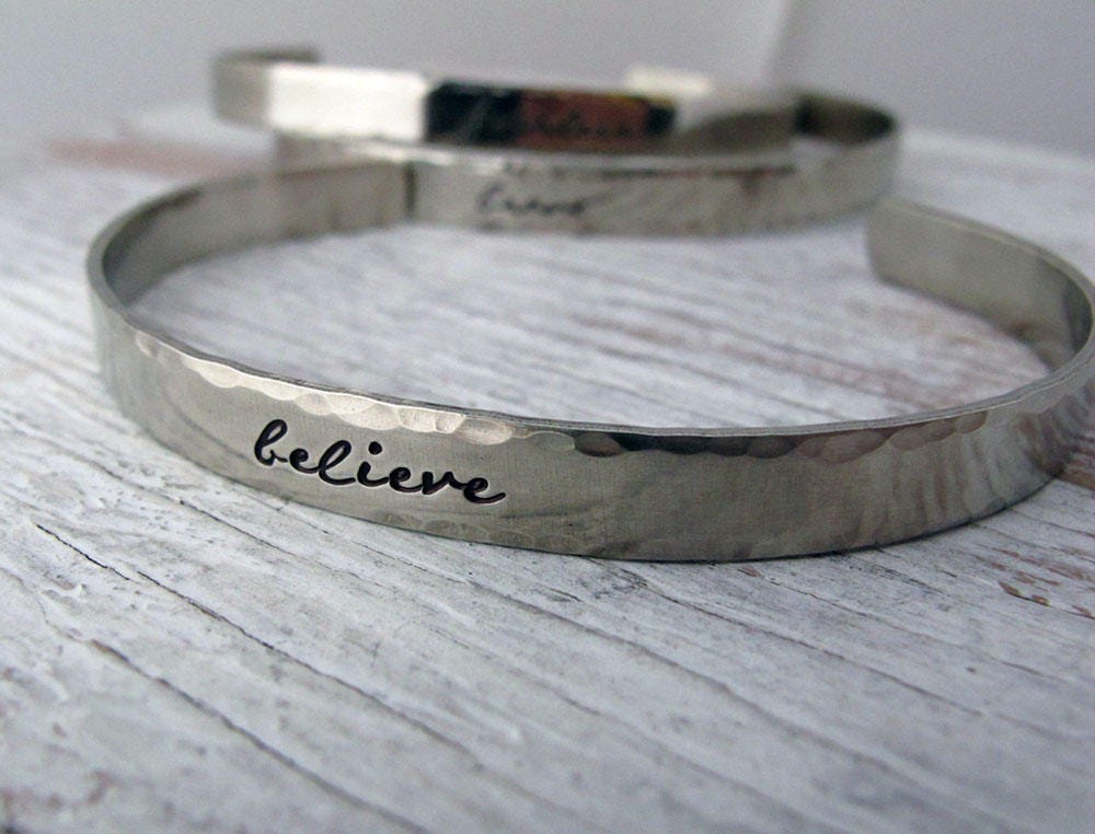 Believe, Fearless, Brave, Inspirational Armreif, Handgestempeltes Armband, Silber von designsbydawnrenee