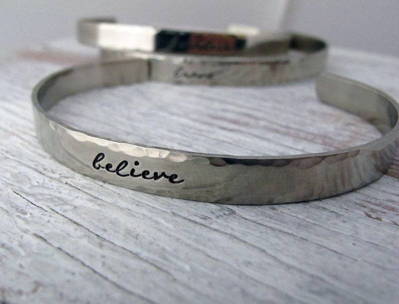 Believe, Fearless, Brave, Inspirational Armreif, Handgestempeltes Armband, Silber von designsbydawnrenee