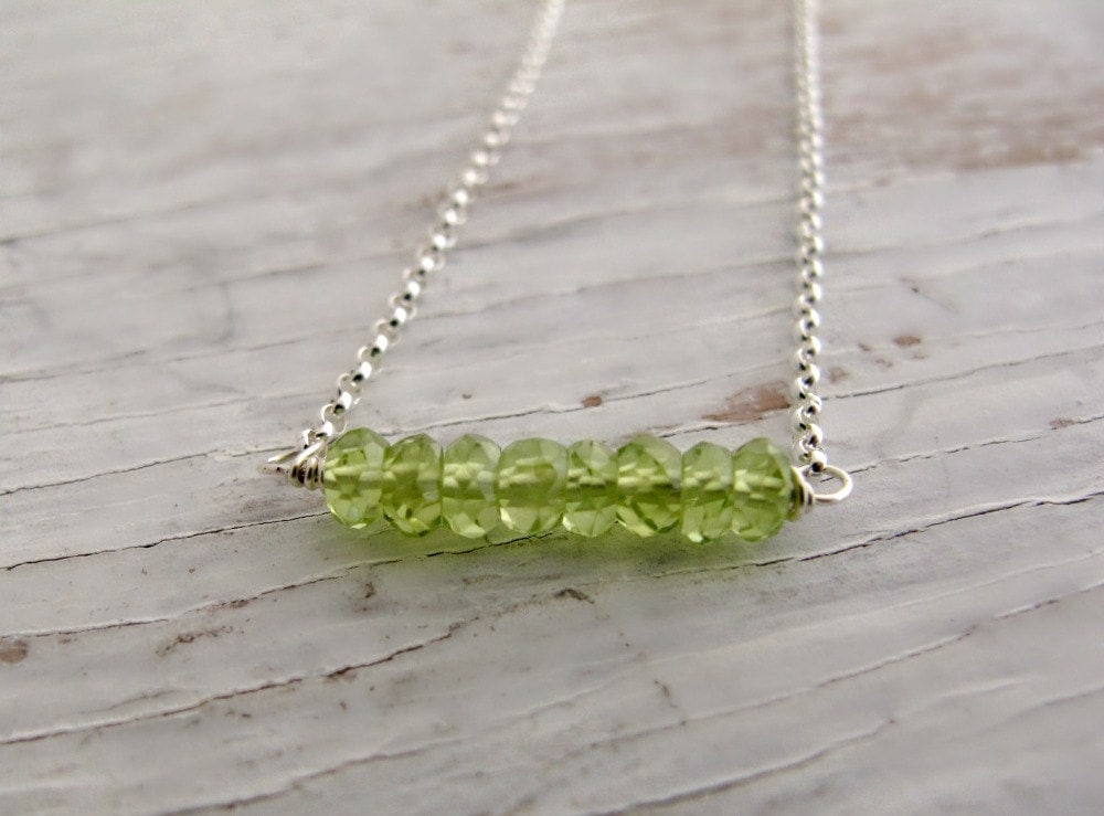 Birthstone Halskette, Peridot Bar Layering August Geburtstag, Sterling Silber von designsbydawnrenee