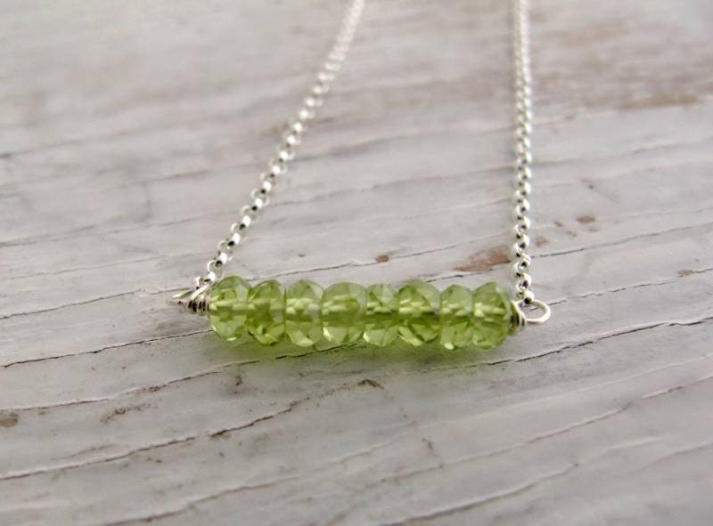 Birthstone Halskette, Peridot Bar Layering August Geburtstag, Sterling Silber von designsbydawnrenee