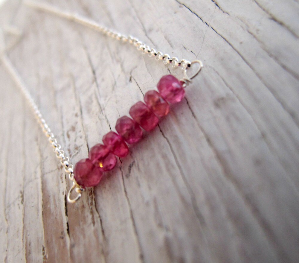 Birthstone Halskette, Rubin Bar Layering Juli Geburtstag, Sterling Silber von designsbydawnrenee