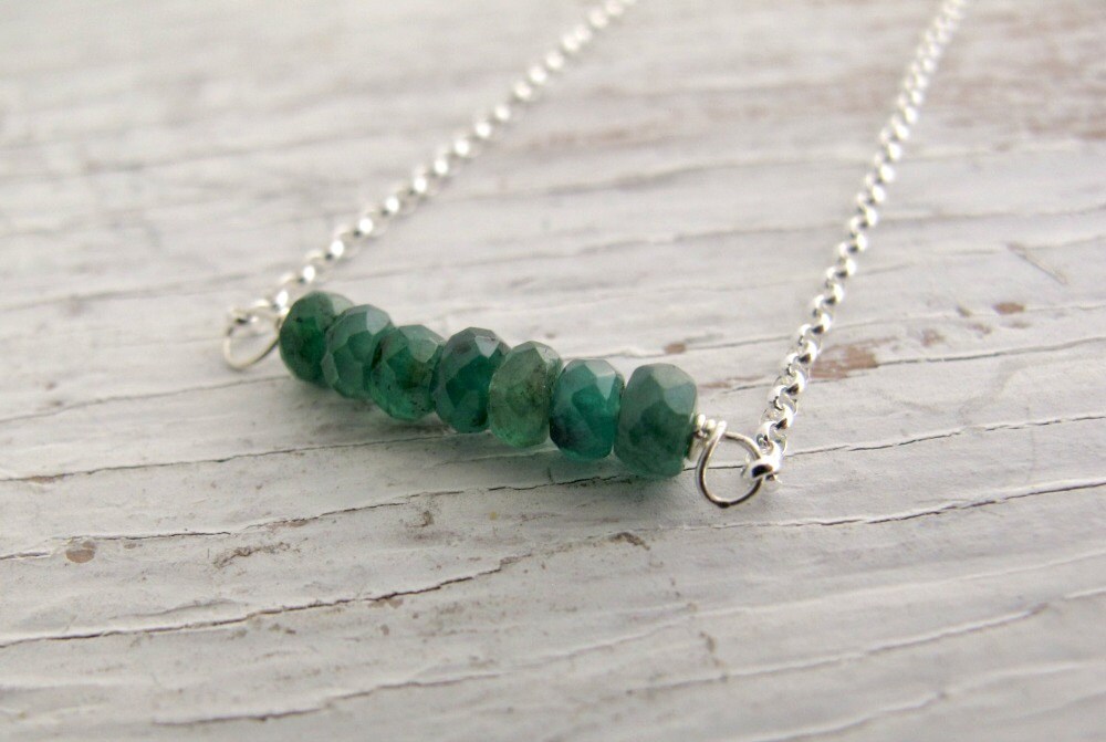 Birthstone Halskette, Smaragd Bar Layering Mai Geburtstag, Sterling Silber, Brautjungfer Geschenk von designsbydawnrenee