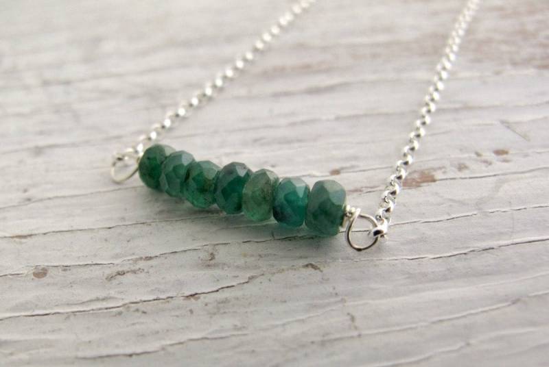 Birthstone Halskette, Smaragd Bar Layering Mai Geburtstag, Sterling Silber, Brautjungfer Geschenk von designsbydawnrenee