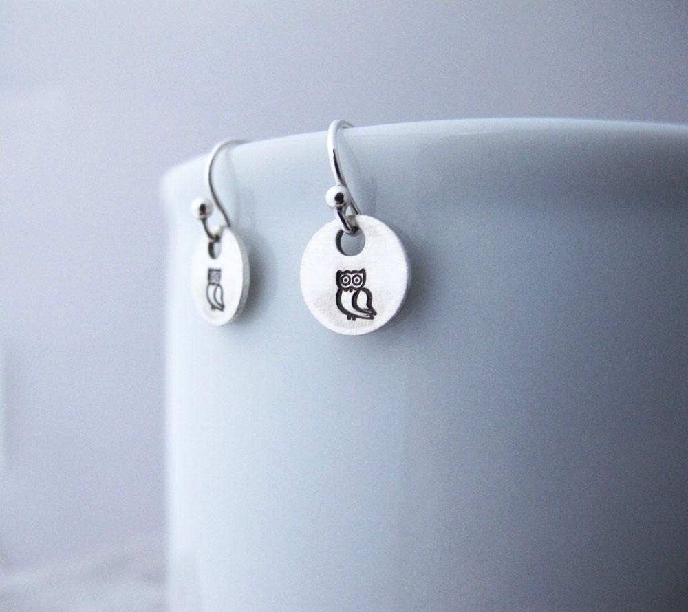 Eule Ohrringe, Handgestempelt, Sterling Silber, Tiny Baumeln, Lehrer Geschenk, Abschlussgeschenk, Bereit Zum Ship von designsbydawnrenee