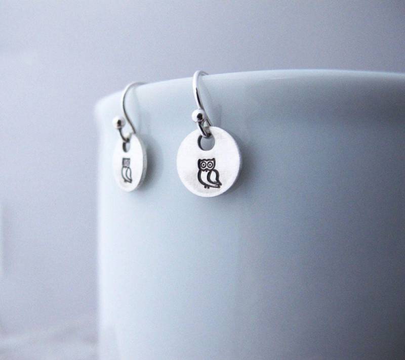 Eule Ohrringe, Handgestempelt, Sterling Silber, Tiny Baumeln, Lehrer Geschenk, Abschlussgeschenk, Bereit Zum Ship von designsbydawnrenee