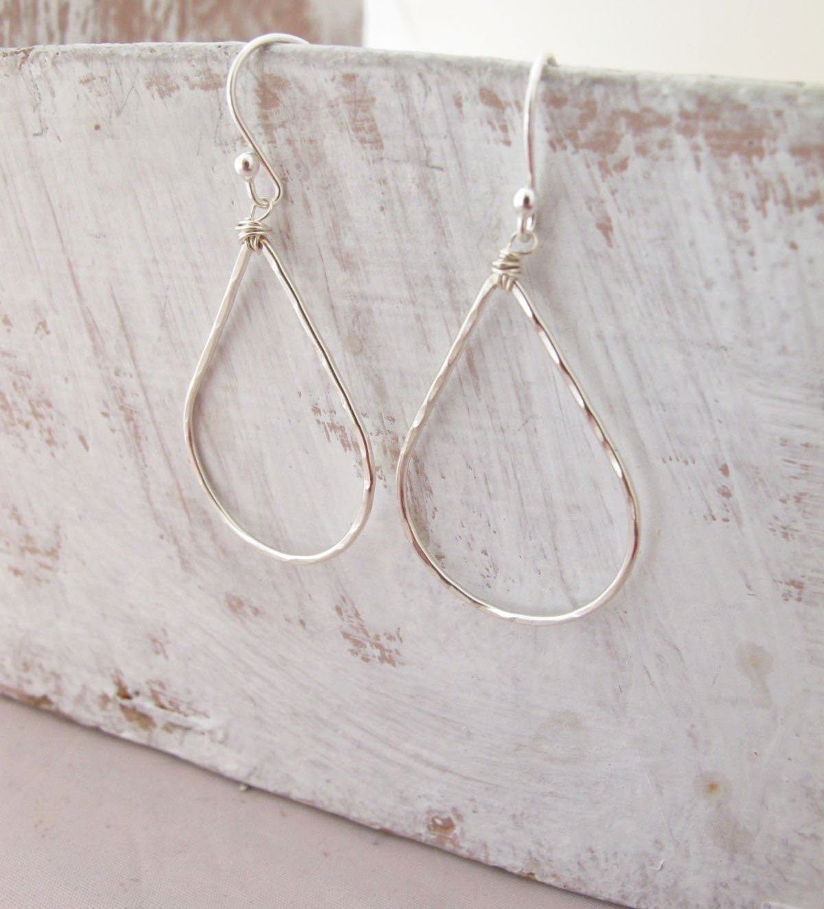 Gehämmerte Sterling Silber Teardrop Ohrringe, Leichter, Moderner Stil von designsbydawnrenee