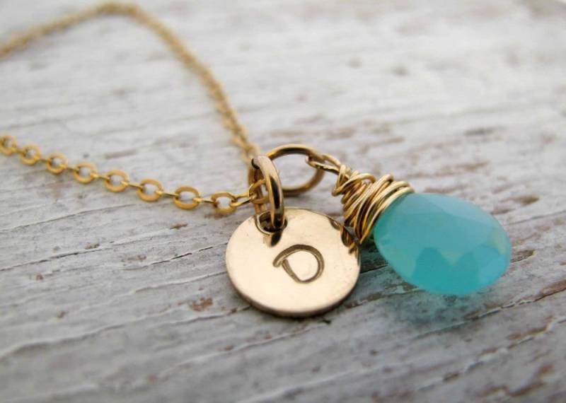 Gold Initial Halskette, Aqua Blauer Chalcedon, Handgestempelter Schmuck von designsbydawnrenee