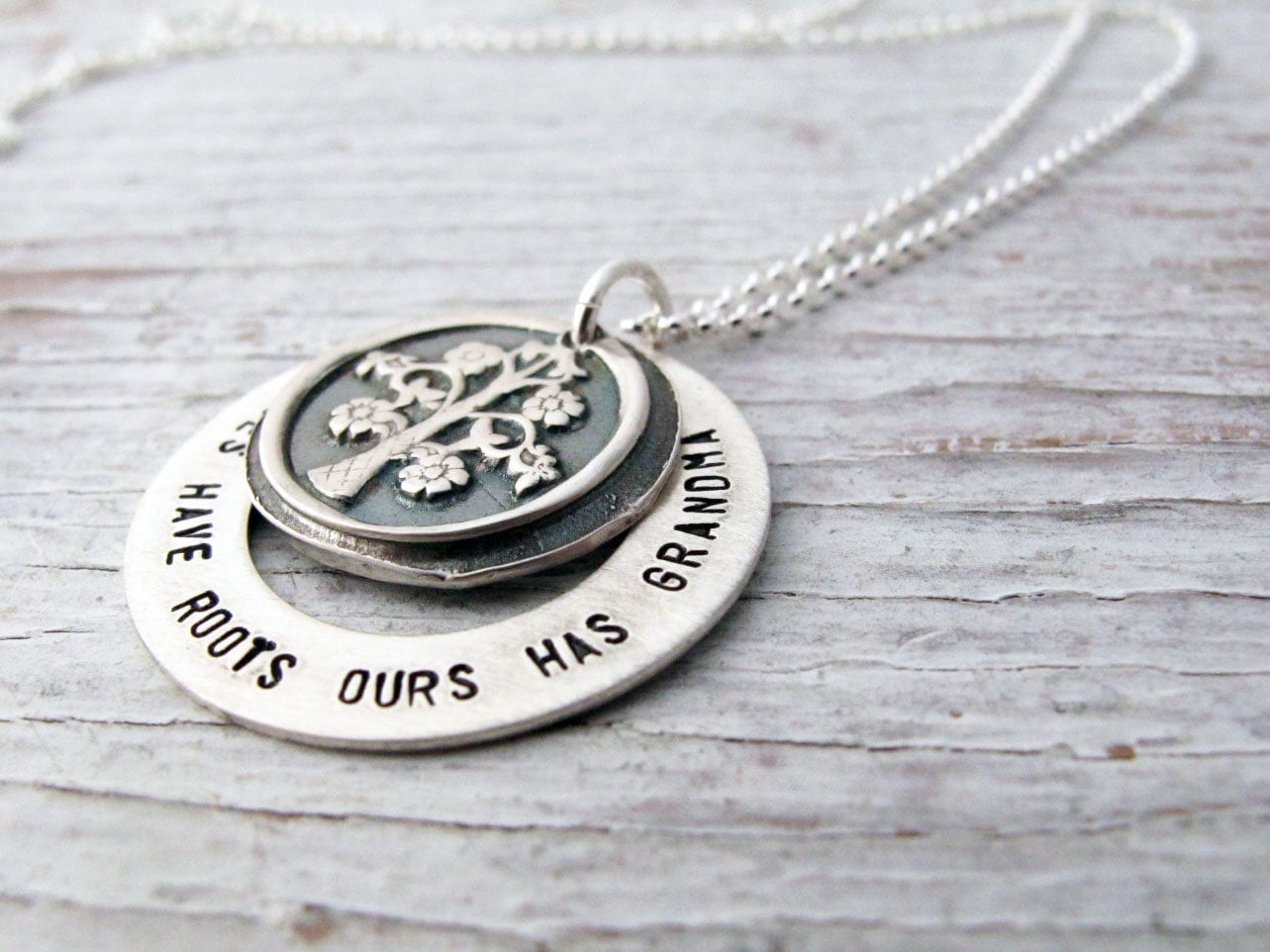 Großmutters Stammbaum Halskette, Alle Bäume Haben Wurzeln, Unsere Hat Oma, Feinsilber, Baum Des Lebens, Muttertagsgeschenk von designsbydawnrenee