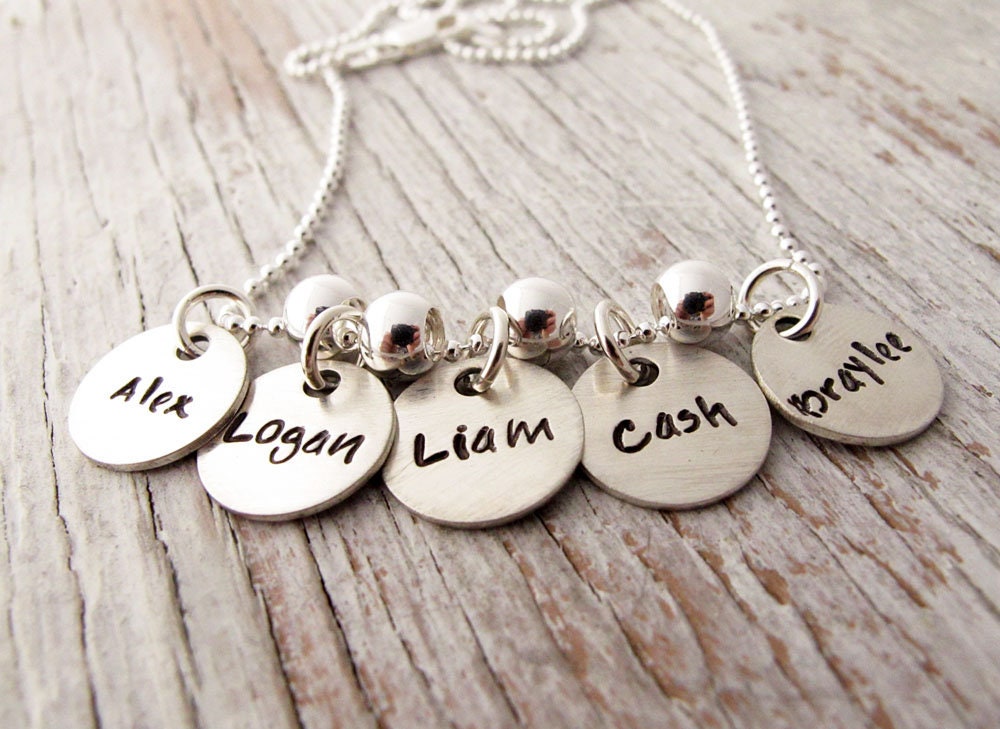 Hand Gestempelt Großmutter Halskette, Familienanhänger, Enkel Namen, Personalisierter Schmuck, 4 Bis 8 Anhänger, Muttertagsgeschenk von designsbydawnrenee