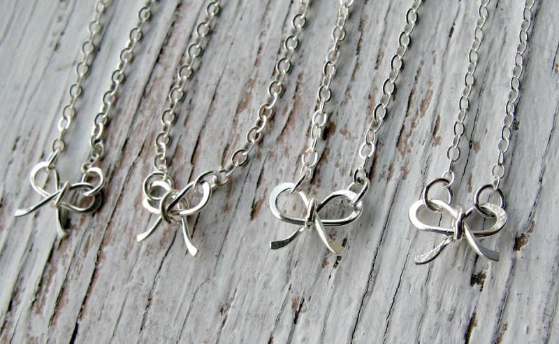 Handgemachte Kleine Sterling Silber Schleife, Minimalist Anhänger von designsbydawnrenee