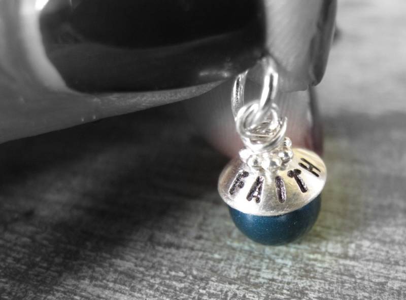 Handgestempelte Silberkette - Fügen Sie Einen Perlenkappen-Perlengeburtsstein Mit Datum Oder Namen Hinzu von designsbydawnrenee