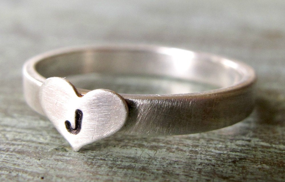 Handgestempelter Sterlingsilber-Herzring, Stapelbar von designsbydawnrenee