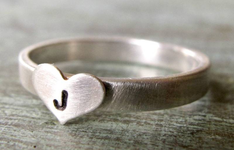 Handgestempelter Sterlingsilber-Herzring, Stapelbar von designsbydawnrenee