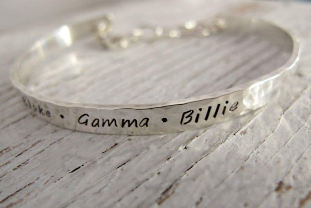Handgestempeltes Manschettenarmband, Personalisiertes Armband, Mutterarmband, Oma Kindernamen, Muttertagsgeschenk von designsbydawnrenee