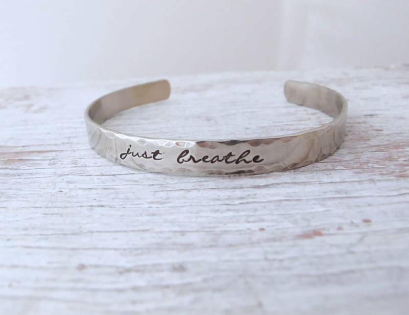 Just Breathe, Inspirational Schmuck, Yoga, Gelassenheit, Lotus Blume, Silber Armband Manschette, Bereit Zum Versand von designsbydawnrenee