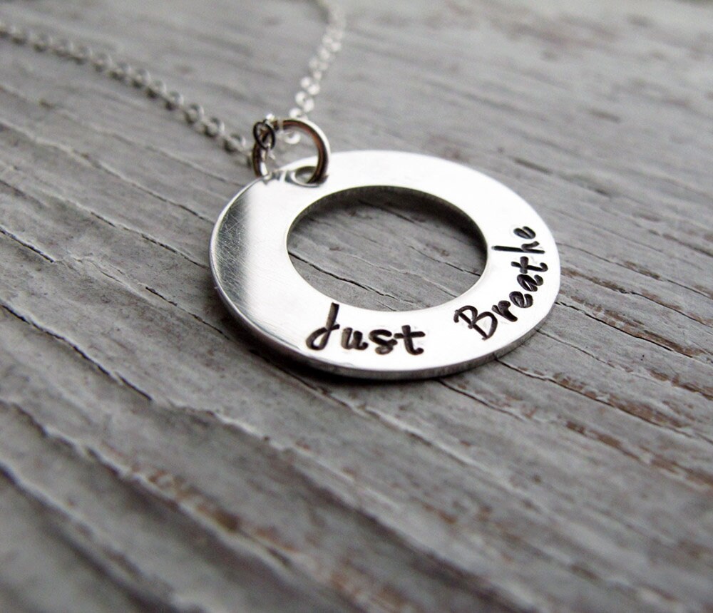 Just Breathe Schmuck, Inspirierende Halskette, Yoga, Meditation, Ausatmen, Personalisiert, Sterling Silber von designsbydawnrenee