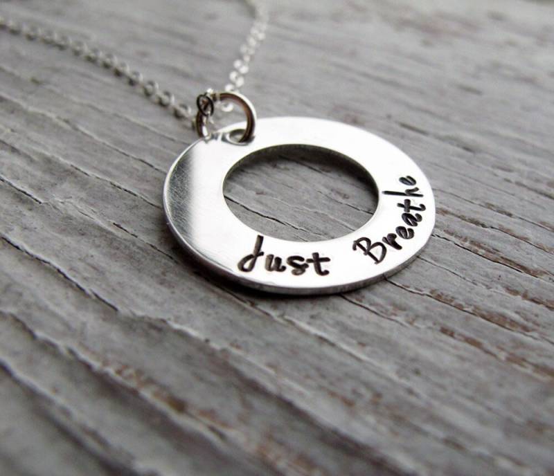Just Breathe Schmuck, Inspirierende Halskette, Yoga, Meditation, Ausatmen, Personalisiert, Sterling Silber von designsbydawnrenee