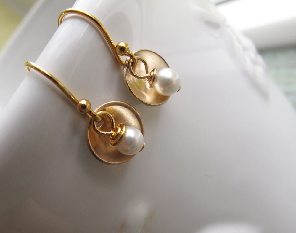 Kleine Goldene Ohrringe, Winzige Cups, Gold Filled 14K Mit Weißen Swarovski Perlen von designsbydawnrenee