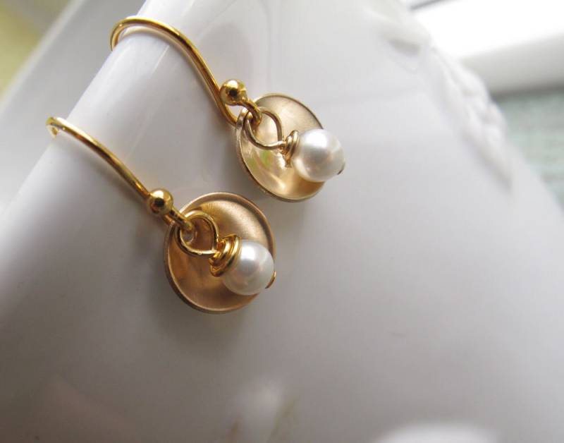 Kleine Goldene Ohrringe, Winzige Cups, Gold Filled 14K Mit Weißen Swarovski Perlen von designsbydawnrenee