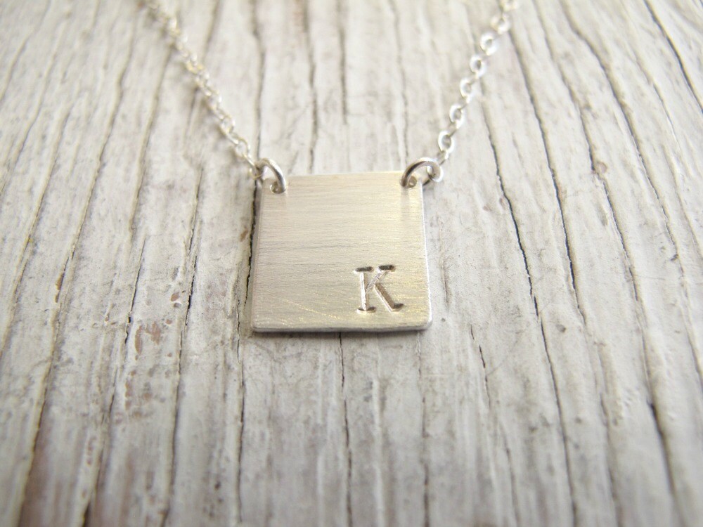 Kleiner Anhänger, Hand Gestempelt Schmuck, Sterling Silber Initial Halskette, Quadrat, Personalisierte Minimalist von designsbydawnrenee