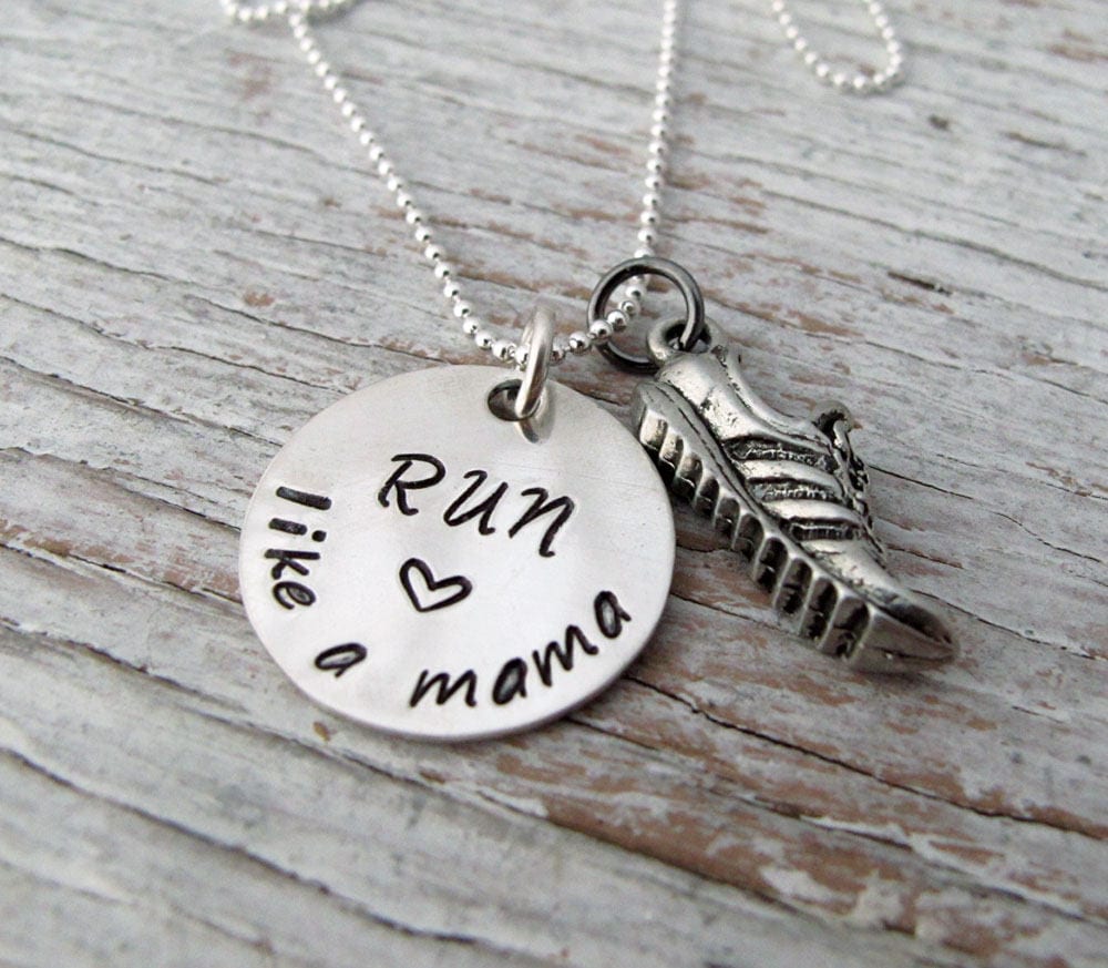 Lauf Wie Eine Mama, Hand Gestempelt Schmuck, Sterling Silber, Mutter, Marathon Halskette, 5K, 10K, Halb-Marathon von designsbydawnrenee