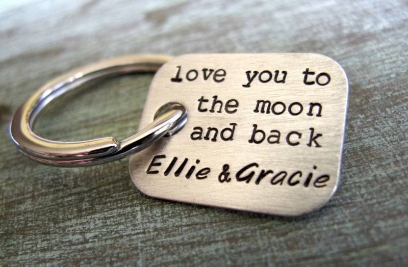 Liebe Dich Zum Mond Und Zurück, Personalisierte Schlüsselanhänger, Opa Grandkids Namen, Papa Schlüsselanhänger von designsbydawnrenee